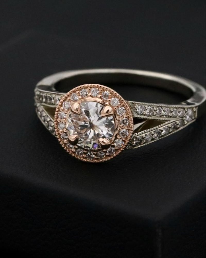 Rose gold halo çerçeveli pırlanta tektaş yüzük